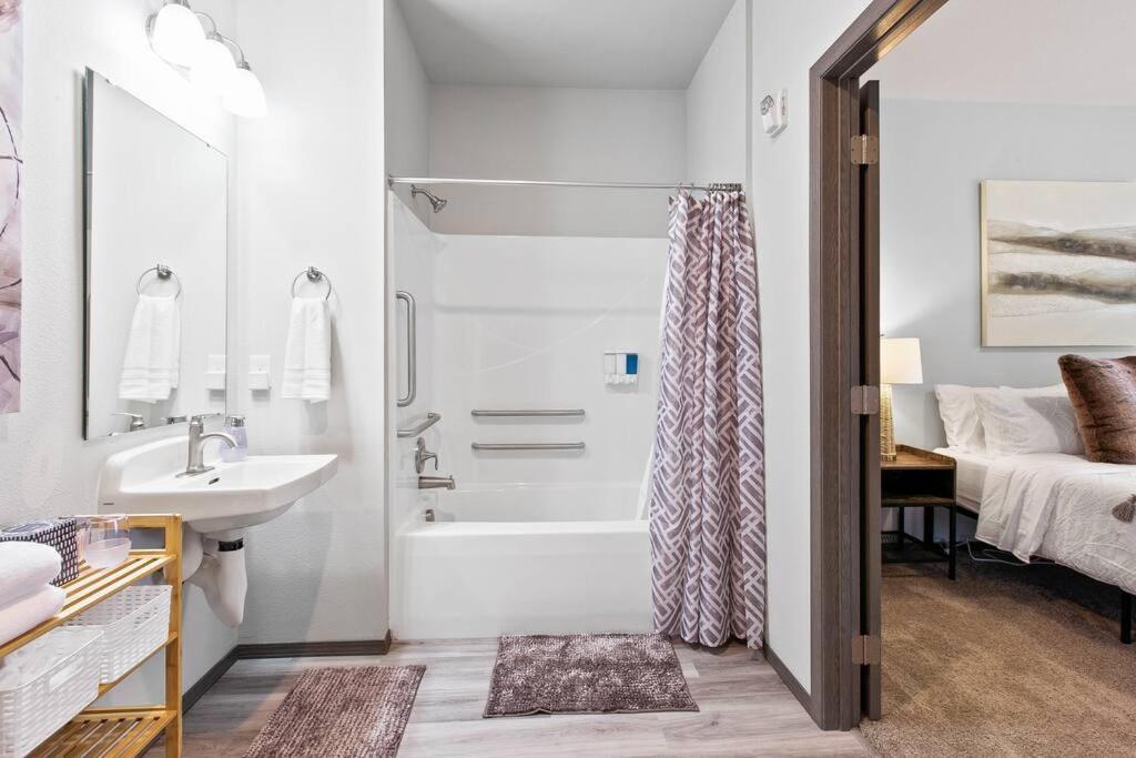 Full Ada Unit - 2 Bed 2 Bath Unit Near Downtown Spokane