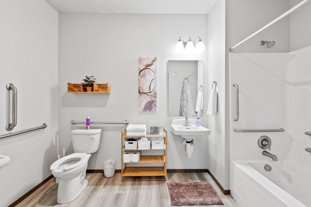 Full Ada Unit - 2 Bed 2 Bath Unit Near Downtown Apartment