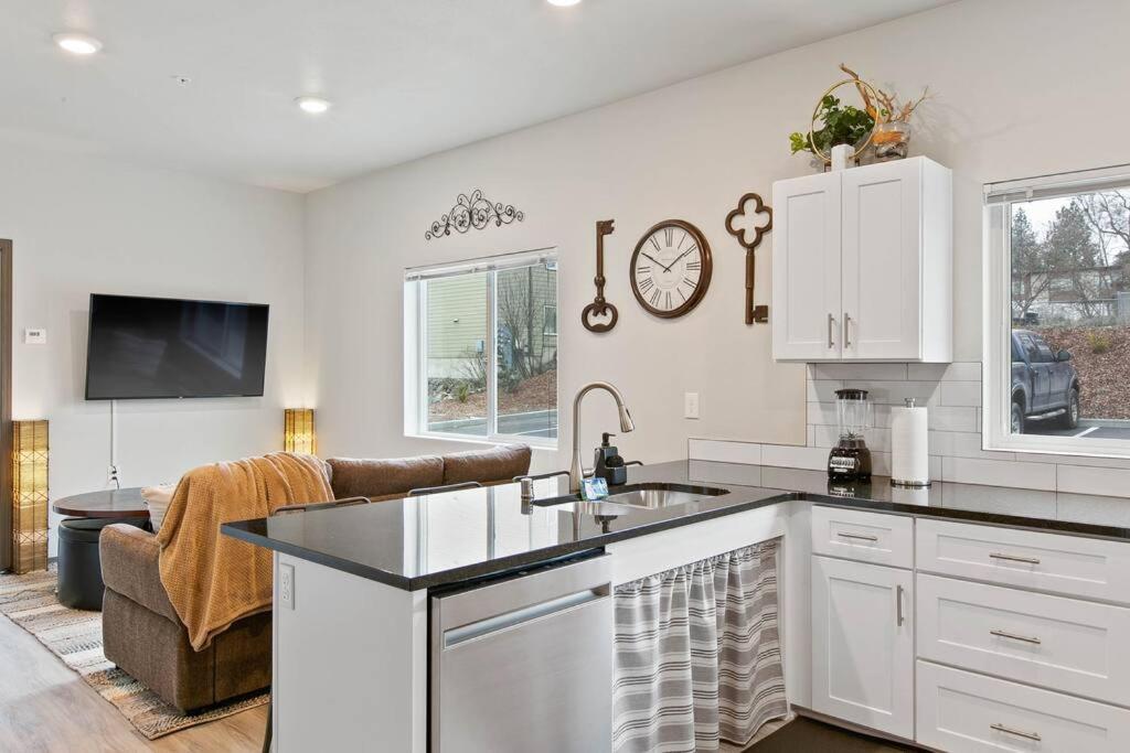 Full Ada Unit - 2 Bed 2 Bath Unit Near Downtown *