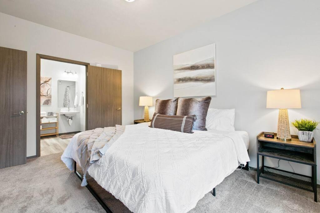 Apartment Full Ada Unit - 2 Bed 2 Bath Unit Near Downtown