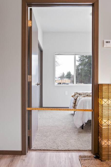 Full Ada Unit - 2 Bed 2 Bath Unit Near Downtown Apartment