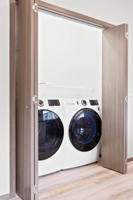 Full Ada Unit - 2 Bed 2 Bath Unit Near Downtown Apartment
