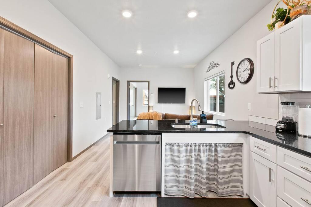 Apartment Full Ada Unit - 2 Bed 2 Bath Unit Near Downtown