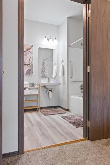 Full Ada Unit - 2 Bed 2 Bath Unit Near Downtown * Spokane