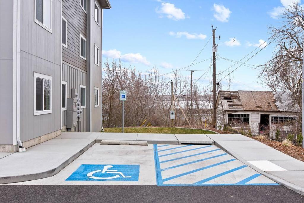 Full Ada Unit - 2 Bed 2 Bath Unit Near Downtown Apartment *